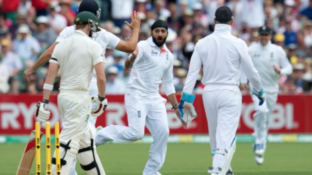 Monty Panesar celebrates dismissing Steven Smith.