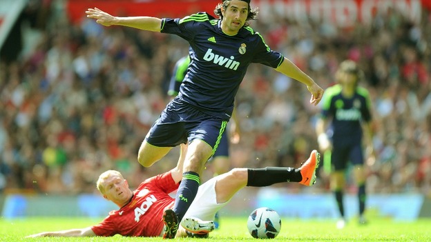 Real Madrid's Ruben De La Red skips a challenge from Manchester United's Paul Scholes during the Legends Match at Old Trafford, Manchester.