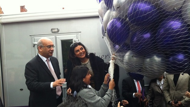 MP Keith Vaz and Sushmita Sen welcomed with ballons