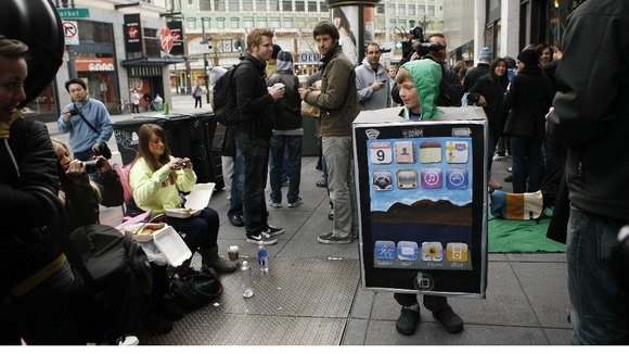 Lyle Haney walks along the waiting line during an iPad launch event at the Apple retail store in San Francisco, California April 3, 2010.