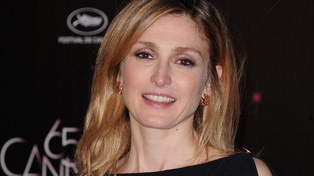Actress Julie Gayet is reportedly set to launch legal proceedings against French magazine Closer.