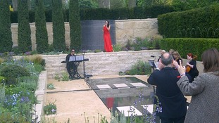 Laura Wright singing in Arthritis Research UK garden