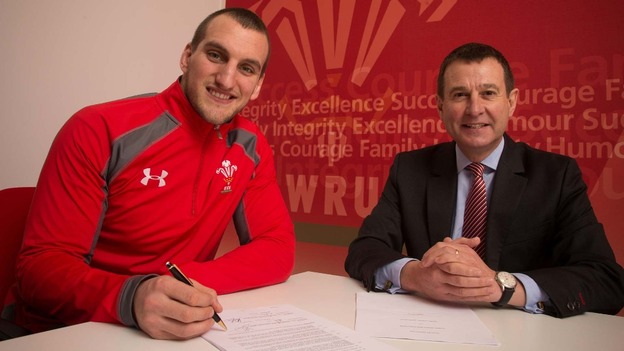 Sam Warburton signs contract