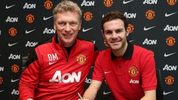 Juan Mata signing his Manchester United contract with David Moyes