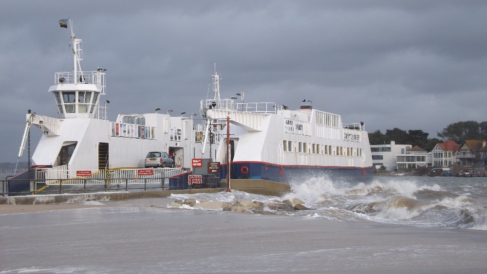 Sandbanks ferry closes due to choppy, rough conditions Meridian ITV