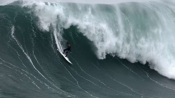 Andrew Cotton drops at Praia do Norte