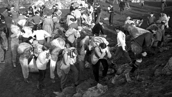 Cambridge undergraduates carry sandbags as they help to repair the Ouse bank at Magdalen near King's Lynn, Norfolk.