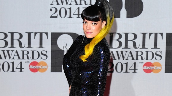 Lily Allen's hair matched her bag on the Brit Awards red carpet.