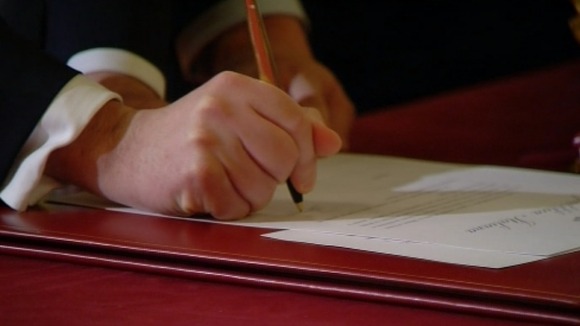 Matteo Renzi taking the oath of office.