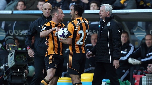 Newcastle United's manager Alan Pardew confronts Hull City's David Meyler.