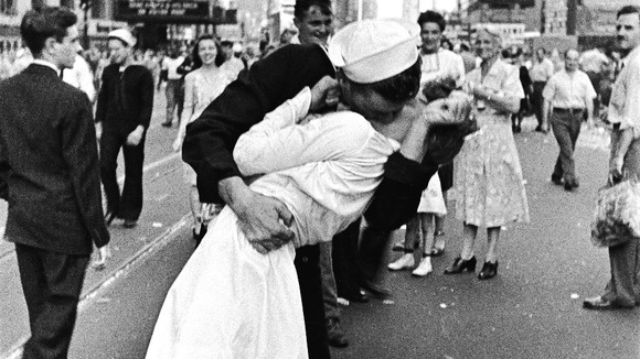 The Kiss image in Times Square