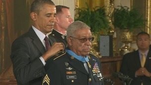 US President Barack Obama gives Vietnam veteran Melvin Morris his Medal of Honor.