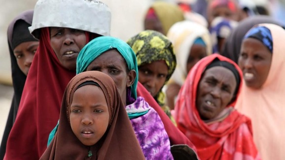 Women que for food aid in Somalia