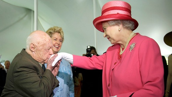 Mickey Rooney kisses the hand of the Queen during a garden party in 2007.