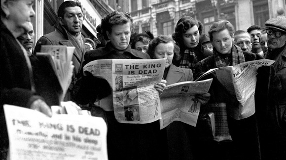 Crowds at Ludgate Circus as they read news of the death of King George VI