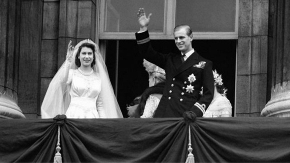 The Queen and Duke of Edinburgh appear on the balcony of Buckingham Place after their marriage