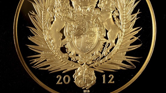 The coin features in fine detail the Royal Coat of Arms