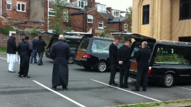 Cortège arrives at Mosque for funeral