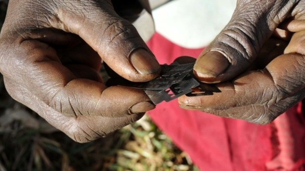 A person holds razor blades.