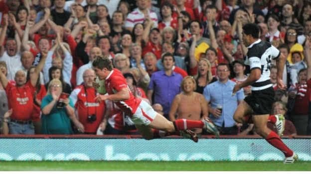 Harry Robinson scores against the Barbarians