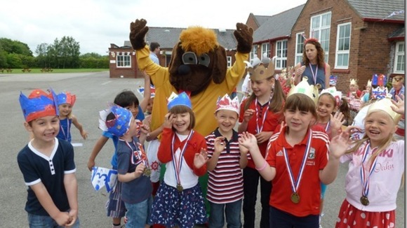 Pupils and lion mascot