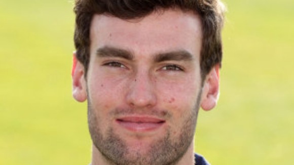 Reece Topley has signed a new deal with Essex.