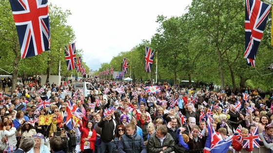 Crowds gather around Buckingham Palace