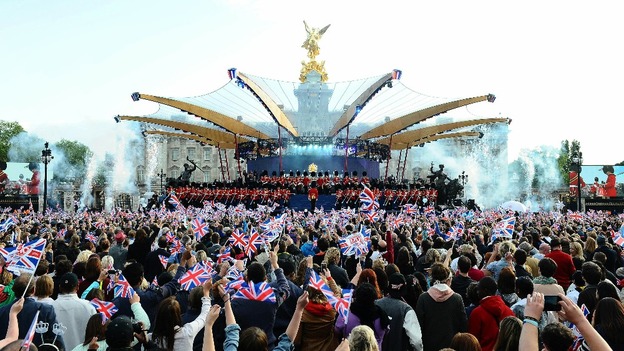crowds in Mall in front of stage