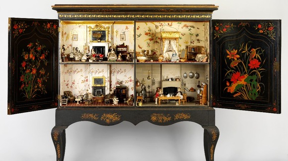 The Chinese-style cabinet is lavishly appointed with gilded wallpapers, a four-poster bed and servant dolls.
