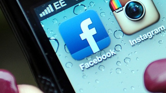 Facebook has added a new feature to its mobile app that can detect what music users are listening to and what TV shows people are watching.