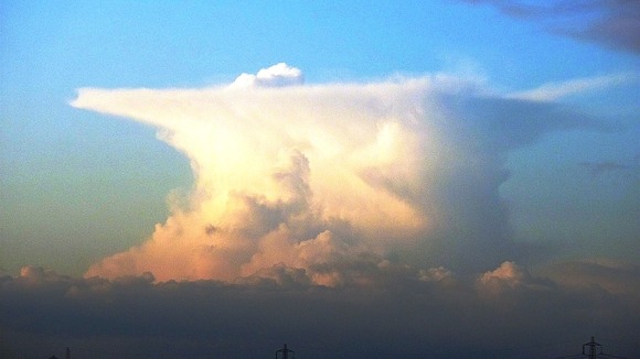 Cumulo-nimbus thunder cloud