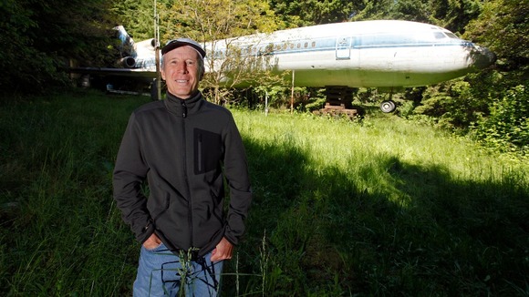 Bruce Campbell lives in a plane in the woods and is gradually recreating its original features