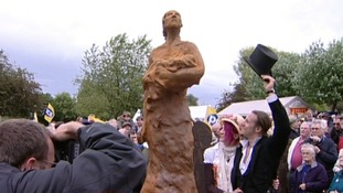 The unveiled statue by Luke Perry the sculpter and who it is said to be modelled on his wife Natalie Perry