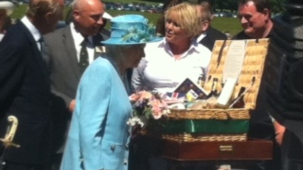 Queen arrives at Chatsworth House