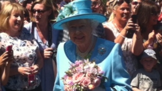 Queen arrives at Chatsworth House