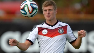 toni kroos balls in the air