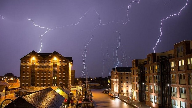 Spectacular photo of the lightning at Gloucester docks