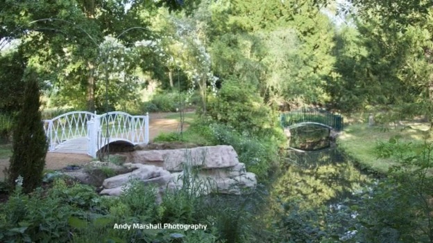 The garden has 13 listed listed buildings.