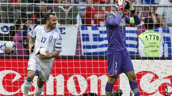 An even better picture of Petr Cech's moment of despair.