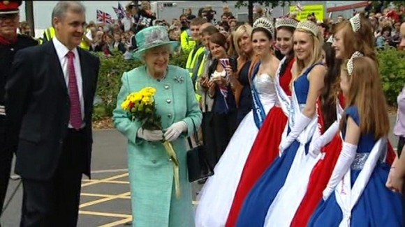 Carnival Queens greet Queen Elizabeth II
