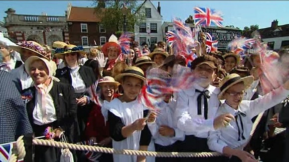 Crowds in Hitchin