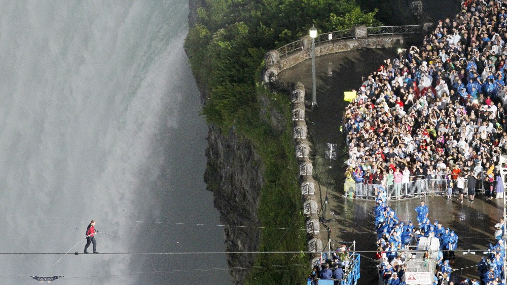 Stuntman conquers tightrope walk across Niagara Falls ITV News