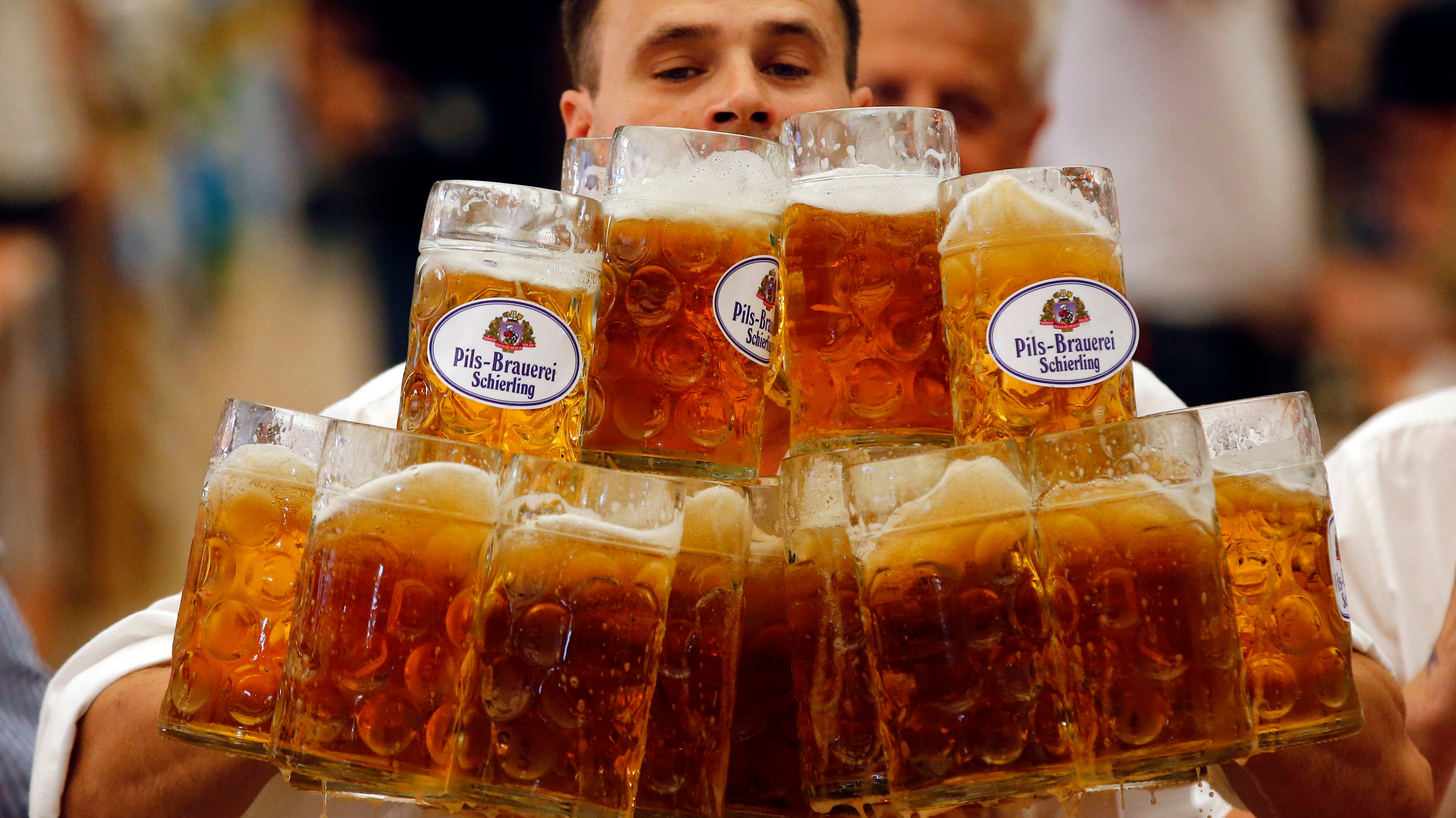 German waiter breaks world beercarrying record ITV News
