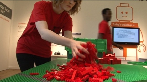 Organiser moving lego bricks