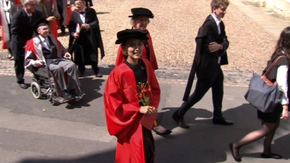 Aung San Suu Kyi arrives to receive her honorary degree in Oxford.