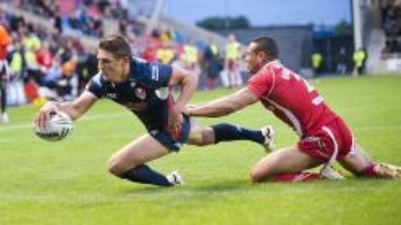 St Helens player scores try
