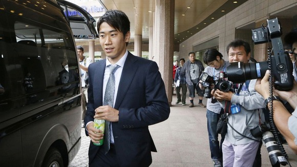 Shinji Kagawa getting into a car
