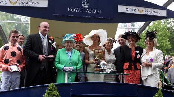 The Queen presents the trophy to owners of Black Caviar at Royal Ascot