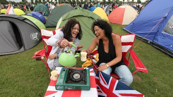 Weather cannot dampen fans' spirits