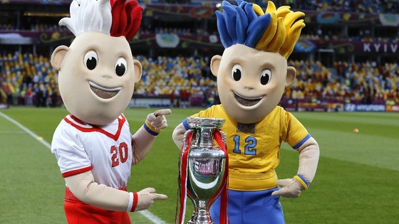 The Euro 2012 mascots with the trophy in Kiev.